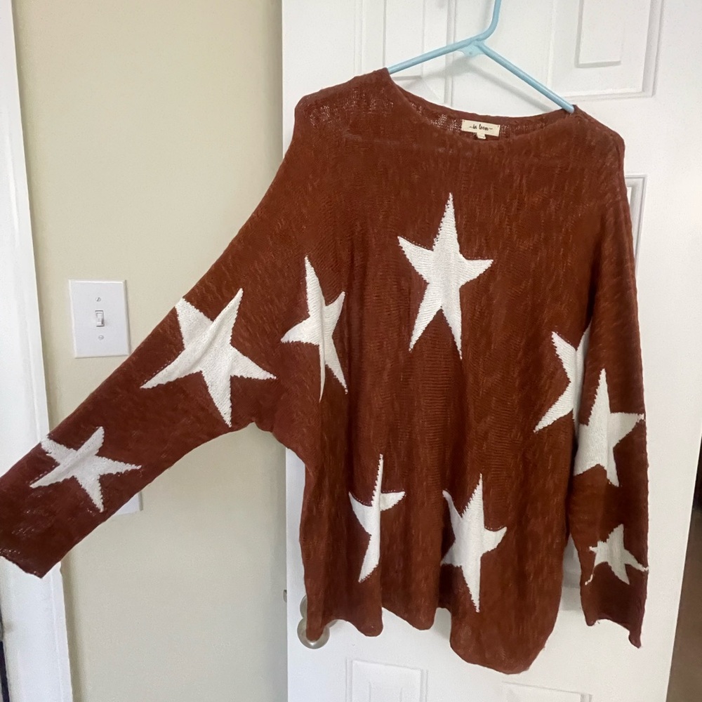 In Loom rust colored acrylic  sweater with white stars
